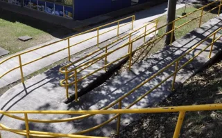 Las rampas colocadas junto a las zonas con gradas posibilitan el acceso en silla de ruedas.