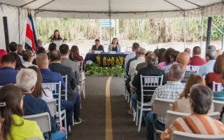 personas sentadas asisten a celebración