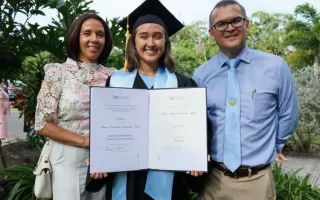 Graduanda con su familia