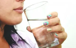 tomando agua 