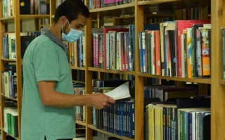 Persona en biblioteca 