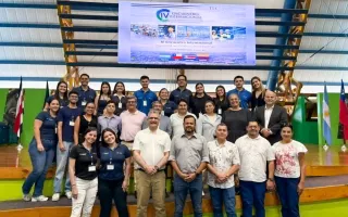 Asistentes al Encuentro posan en el escenario. 