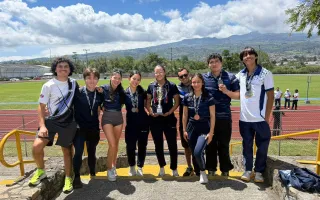 atletas universitarios muestran medallas