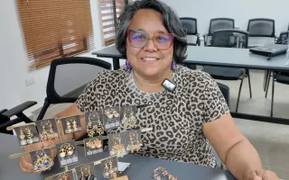 emprendedora con sus productos