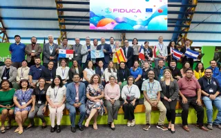 personas de diferentes países 