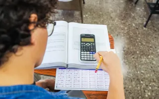 estudiante realizando examen del tec