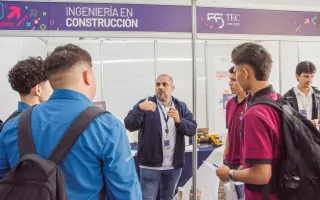 profesor y estudiante en la feria vocacional 2026