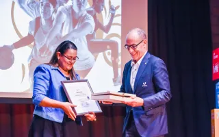La vicerrectora recibe dos certificados. 