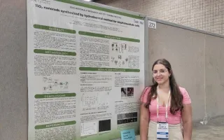 Daniela Zúñiga Rivera, estudiante de Ingeniería en Materiales, en el Centro de Convenciones de Hawái
