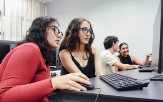 Estudiantes utilizando computadoras