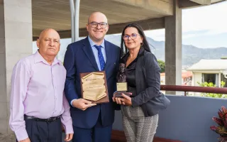 El investigador Valverde, con el premio y junto a sus padres.