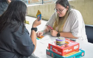 Estudiantes jugando juegos de mesas, como parte de las actividades del 10 aniversario 