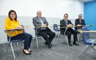 Liss Salas, coordinadora del Técnico en Calidad; Álvaro Carballo, presidente de la Zona Franca El Coyol; Julio César Calvo, rector del Tecnológico de Costa Rica, y Alonso Luna, vicealcalde de Alajuela, visitan las instalaciones en las que se imparten las clases en el Centro Coyol. Foto: Johan Umaña / OC