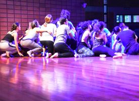 Estudiantes danzando en un auditorio