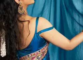 Mujer con vestimenta para bailar belly dnce
