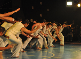 Personas danzando en un gimnasio