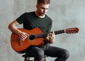 Hombre con una guitarra preparándose para tocar