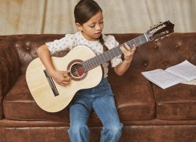 Niña prácticando guitarra