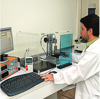 investigador en un laboratorio usando equipo tecnológico