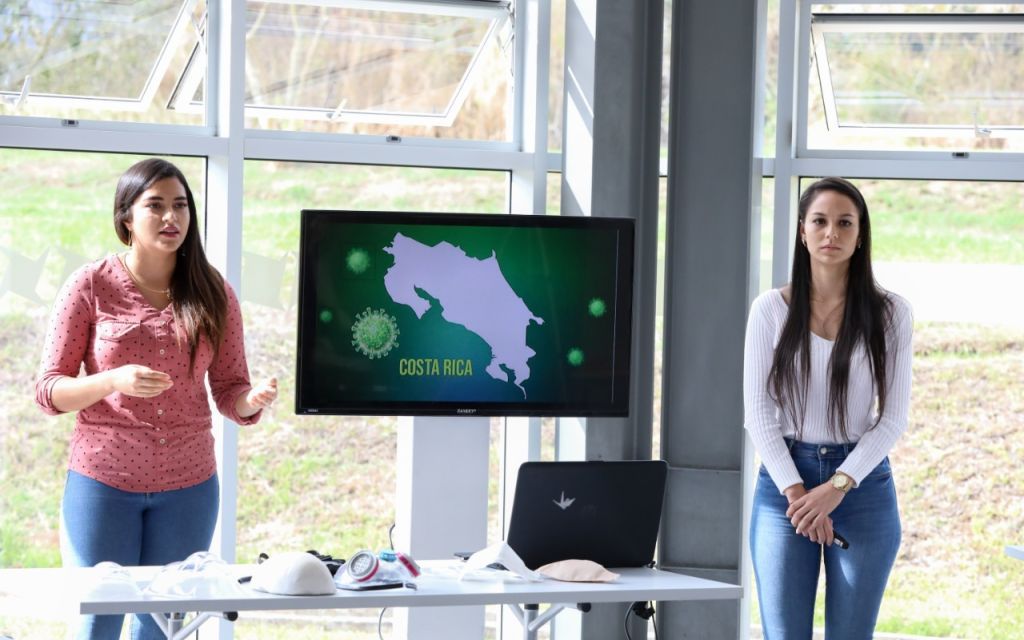 Estudiantes Gustavo Castillo (no aparece en la foto), Stephanie Monge (izquierda) y Loria Rodríguez (derecha), presentando el proyecto: Hoffen TEC: mascarillas alternativas a la N95
