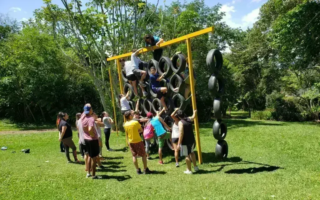 jovenes en actividades recreativas