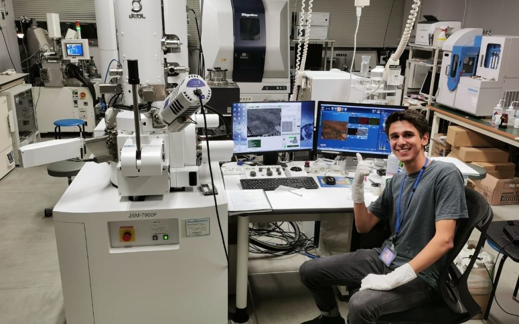 El B.Sc. Campos Quirós durante su visita al International Institute for Carbon-Neutral Energy Research (I2CNER), en la Universidad de Kyushu, Japón.