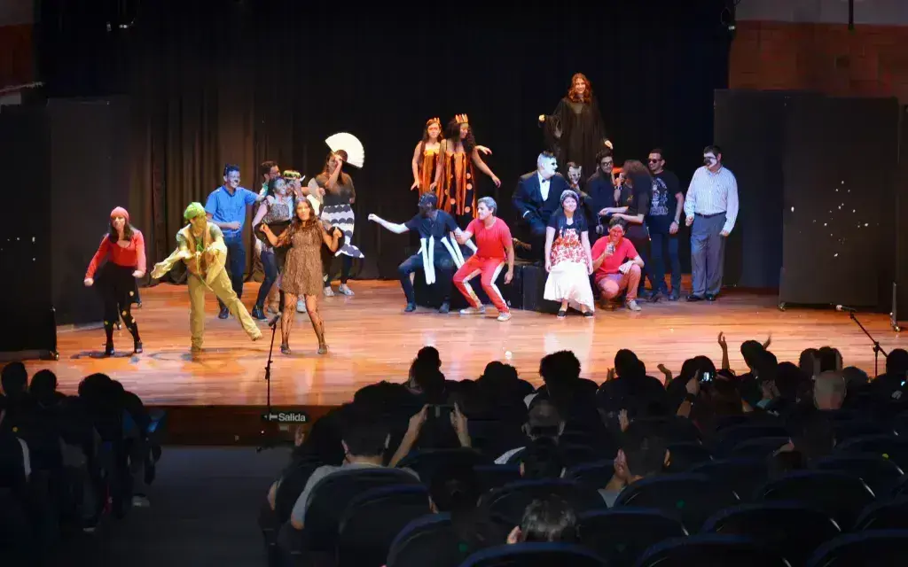 Grupo artístico en el escenario