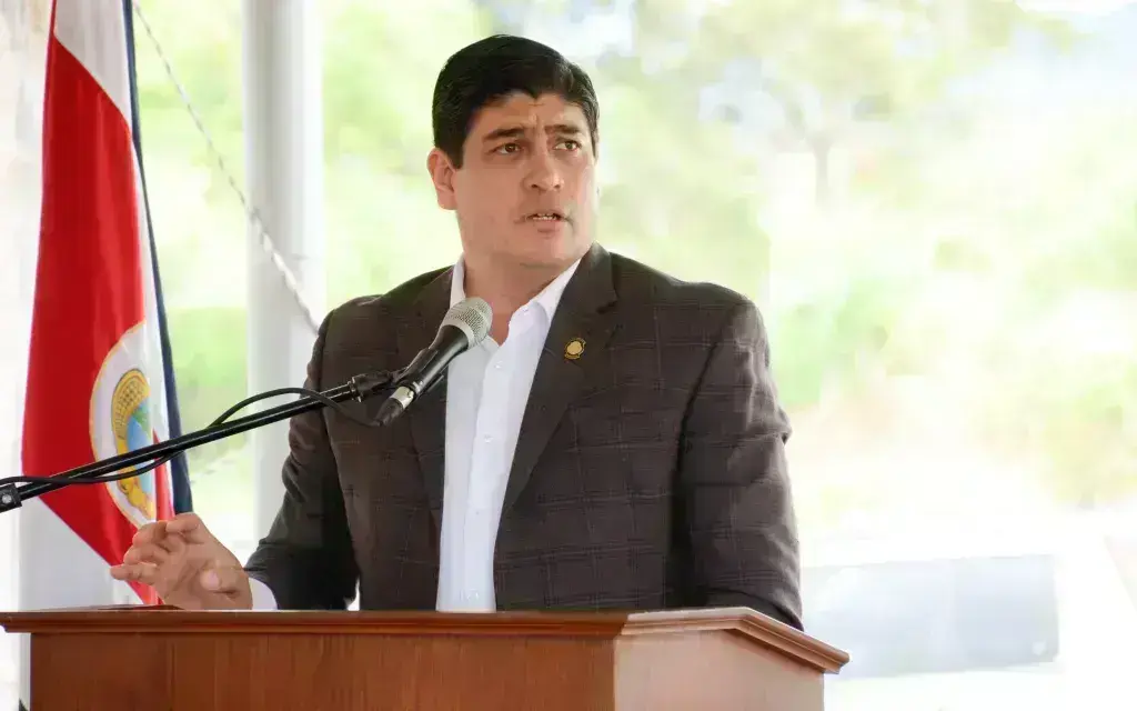 presidente de costa rica hablando en un podio