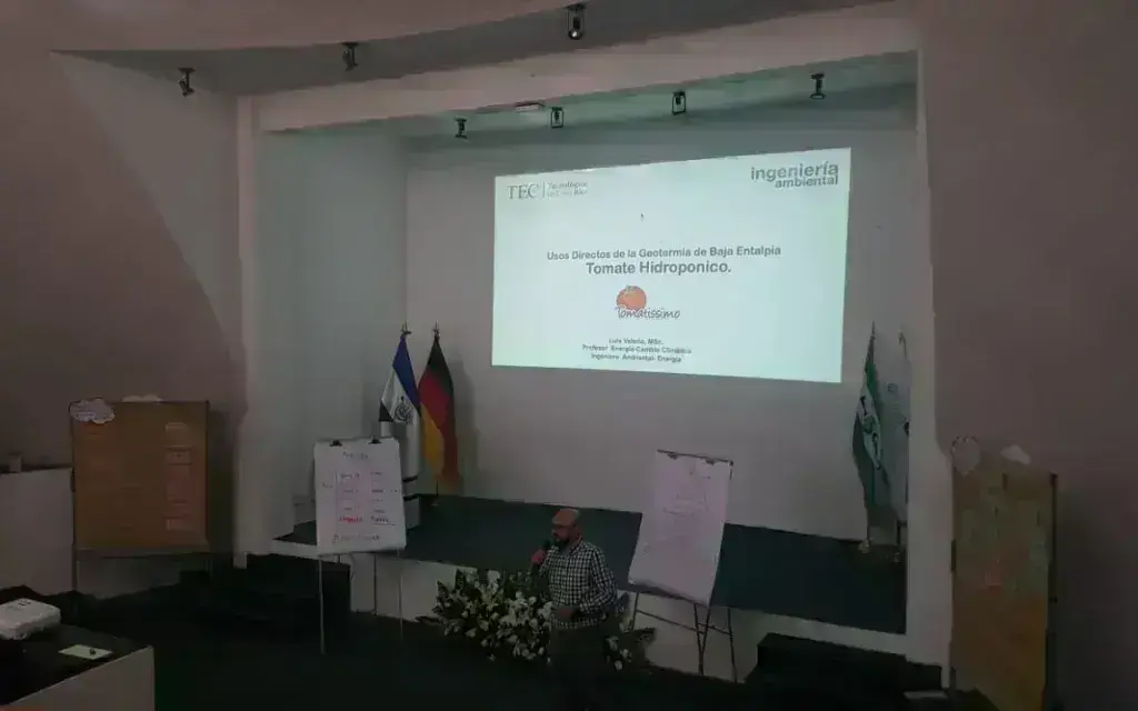 Ing. Luis Valerio durante la presentación de su ponenecia