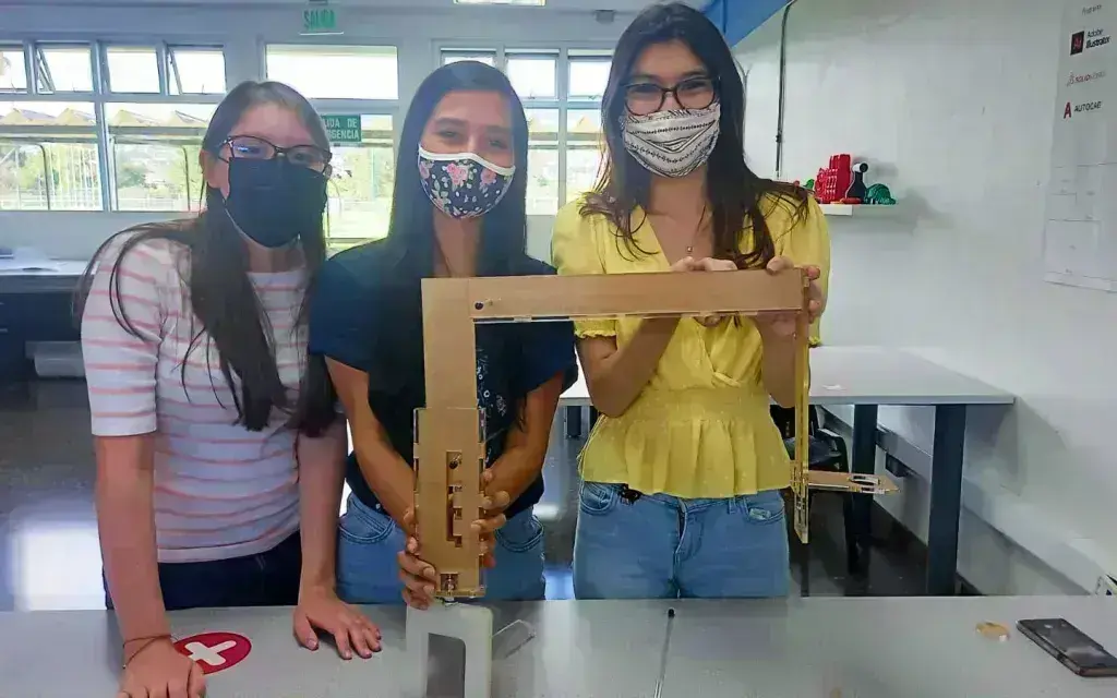 Estudiantes mostrando el prototipo.