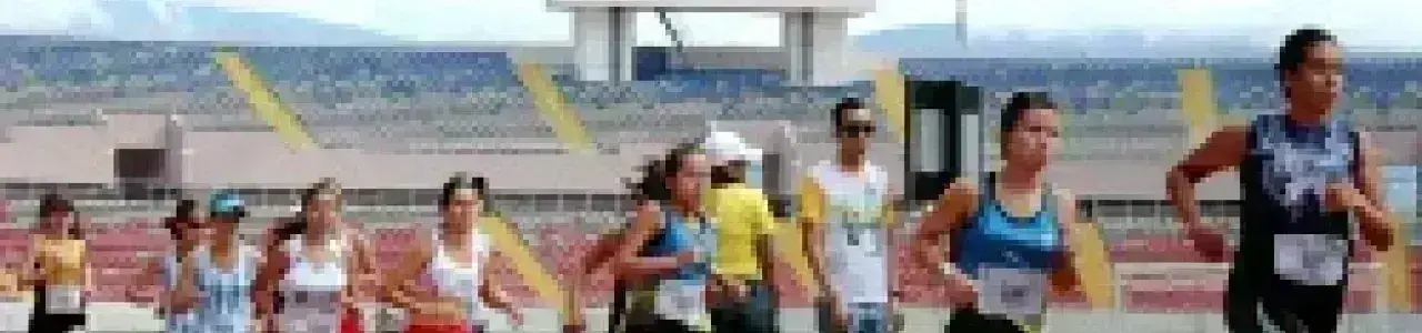 grupo de atletistas corriendo en una competencia