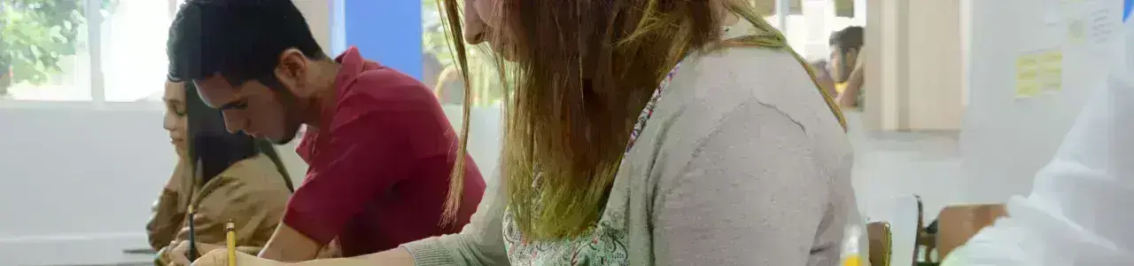 Estudiantes realizando examen de admisión al TEC