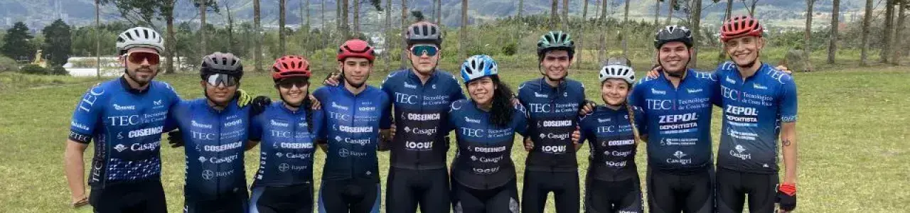 grupo de 10 estudiantes que forman parte del equipo de ciclismo del tec