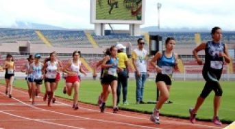 grupo de atletistas corriendo en una competencia