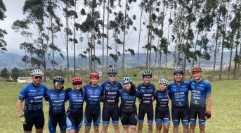 grupo de 10 estudiantes que forman parte del equipo de ciclismo del tec 