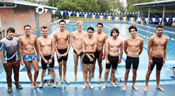 grupo de 10 estudiantes parte del equipo de natación