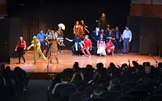 Grupo artístico en el escenario