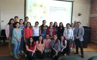 Participantes en charla sobre Análisis de Ciclo de Vida
